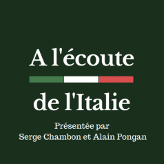 Le fond est vert foncé;