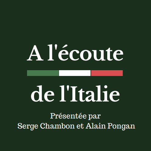 Le fond est vert foncé;
