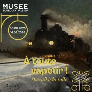 Affiche de l'exposition à toute vapeur! Du Rail à la toile.
L'image principale, une peinture, représente une locomotive -un vieux train- semblant filer à toute vitesse dans la nuit sur des rails enneigés, se précipitant tout droit vers les spectateurices. La peinture est signée du peintre Louis Beysson.
En haut à gauche, se trouve le logo du musée de Bourgoin-Jallieu. Juste en dessous sont indiquées les dates de tenue de l'exposition: du 30 août au 14 février 2025.
Légèrement décentré, juste en dessous des phares de la locomotive, un gros texte jaune pâle indique "A toute vapeur!" et en dessous, un peu plus petit "Du rail à la toile".
En bas à droite, sur un élément jaune pale en forme de panneaux de signalisation de croisement ferroviaire, est indiquée la mention "exposition temporaire".