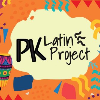 Logo du groupe PK Latin Project. L'image est très peu ordonnée : sur un fond orange vif, divers objets et symboles colorés s'entremêlent ( tambour, baguettes de musique, guirlandes, vagues, pois colorés, tâches de peinture...). Au centre, un grand nuage clair dans lequel se trouve le nom du groupe, "PK " en gros puis, dans une police faussement manuscrite mais détachée, "Latin Project", suivi de trois vaguelettes.
