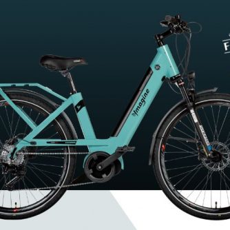 Image de promotion d'un vélo Ymagine Bikes. On y voit un vélo bleu turquoise pétant, de profil. Un sceau garanti son origine française.