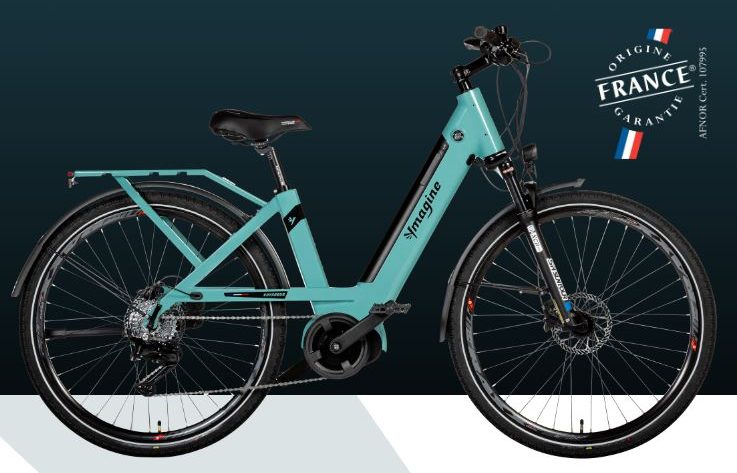 Image de promotion d'un vélo Ymagine Bikes. On y voit un vélo bleu turquoise pétant, de profil. Un sceau garanti son origine française.