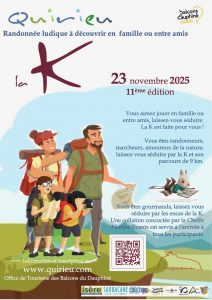 Affiche pour la 11ème édition de la K de Quirieu. Sur le dessin principal, une famille nucléaire classique : une mère à gauche, un père à droite, et devant deux enfants : un garçon à lunettes, et une fille. La famille est au dessus d'une sorte de falaise pleine de verdure, qui se trouve dans une vallée. La mère se tient derrière des paneaux directionnels. Le père a un plan dans sa main gauche. Le garçon est en train d'en lire un. La fille observe le paysage avec des jumelles. Vu le découpage moche et le style graphique des parents qui dénote légèrement de celui des enfants, il s'agit sans doute d'un visuel claqué généré par IA sans le moindre respect pour les artistes et autres graphistes. On trouve sur l'affiche plusieurs logos : celui de Quirieu, celui d'Imagine Quirieu, et celui des Balcons du Dauphiné, par exemple.
Il est indiqué que la K, qui aura lieu le 23 novembre 2025, en est à sa 11ème édition.
En dessous d'un texte expliquant  que la K est une super activité à faire en famille, entre ami ou par simple amour de la nature et de la randonné ; une illustration de lapin qui lit un lire : le personnage de Jacominus. 
Puis, un QR Code qui renvoie sur le site d'Imagine Quirieu.