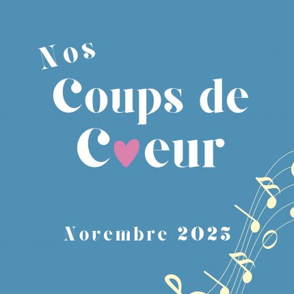 Logo pour les coups de coeur de novembre 2025. Fond bleu, coeur rose à la place du haut, et bout de partition sur le coin droit en bas de l'image.