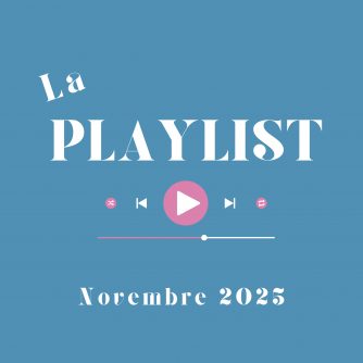 Logo pour la playlist novembre 2025. Fond bleu, police d'écriture blanche, et, entre "la playlist" et "novembre 2025", le bas d'un lecteur de média (bouton aléatoire, bouton précédent, bouton lecture, bouton suivant, bouton boucle et au dessous, la barre de lecture à moitié entamée).