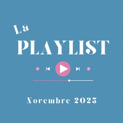 Logo pour la playlist novembre 2025. Fond bleu, police d'écriture blanche, et, entre "la playlist" et "novembre 2025", le bas d'un lecteur de média (bouton aléatoire, bouton précédent, bouton lecture, bouton suivant, bouton boucle et au dessous, la barre de lecture à moitié entamée).