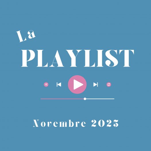 Logo pour la playlist novembre 2025. Fond bleu, police d'écriture blanche, et, entre "la playlist" et "novembre 2025", le bas d'un lecteur de média (bouton aléatoire, bouton précédent, bouton lecture, bouton suivant, bouton boucle et au dessous, la barre de lecture à moitié entamée).