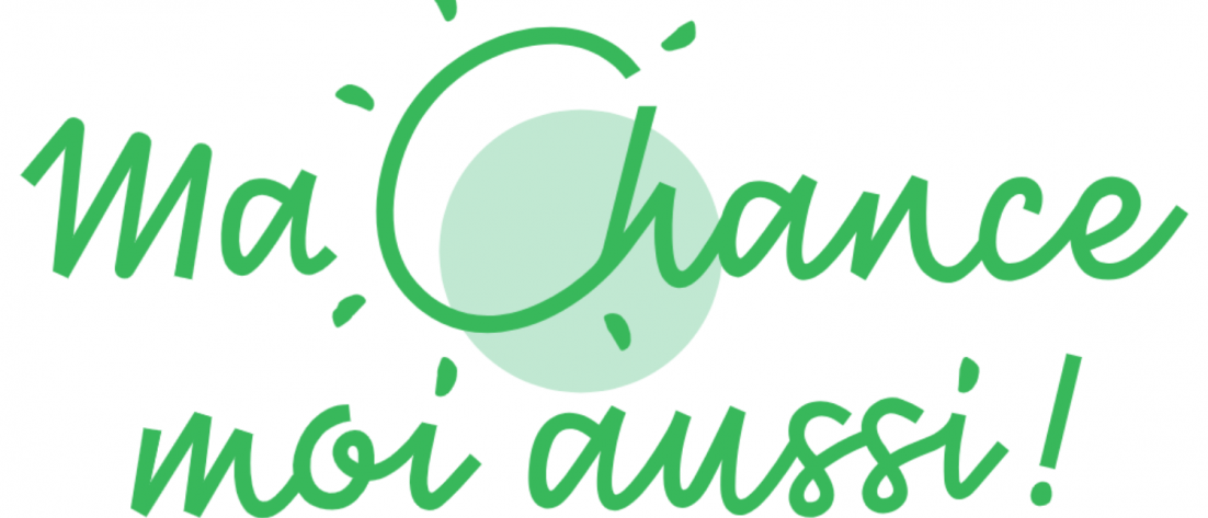 Logo de l'association Ma Chance moi aussi . Sur fond blanc, un texte en vert en écriture cursive indique "Ma Chance moi aussi!". Le C est très grand, et forme une sorte de soleil enfantin.