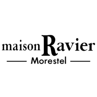 Texte noir sur fond blanc, centré. En gros, dans une police avec sérif, est écrit "maison Ravier". Juste en dessous, une ligne, séparée en deux par le nom de la ville : "Morestel".
